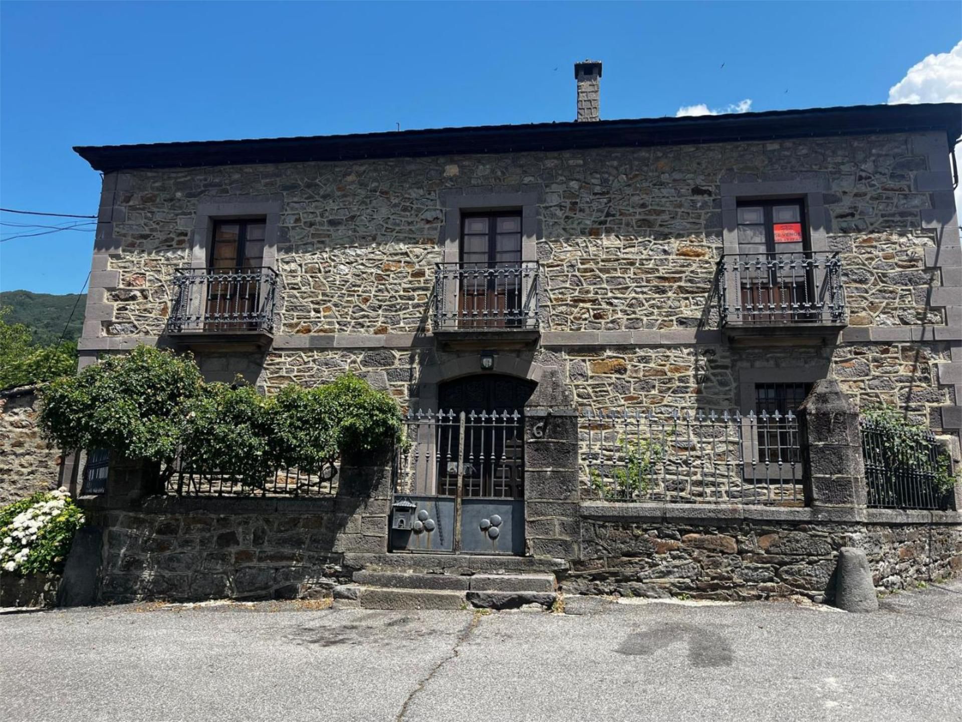 Vista exterior de Piso en venta en Villablino con Calefacción, Jardín privado y Parquet