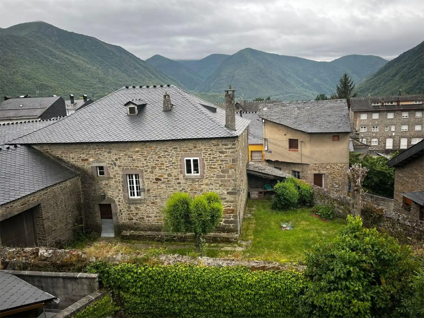 Wohnung zum Verkauf in Calle Real, 1, Villablino Außenansicht von Wohnung zum Verkauf in Villablino mit Terrasse und Balkon