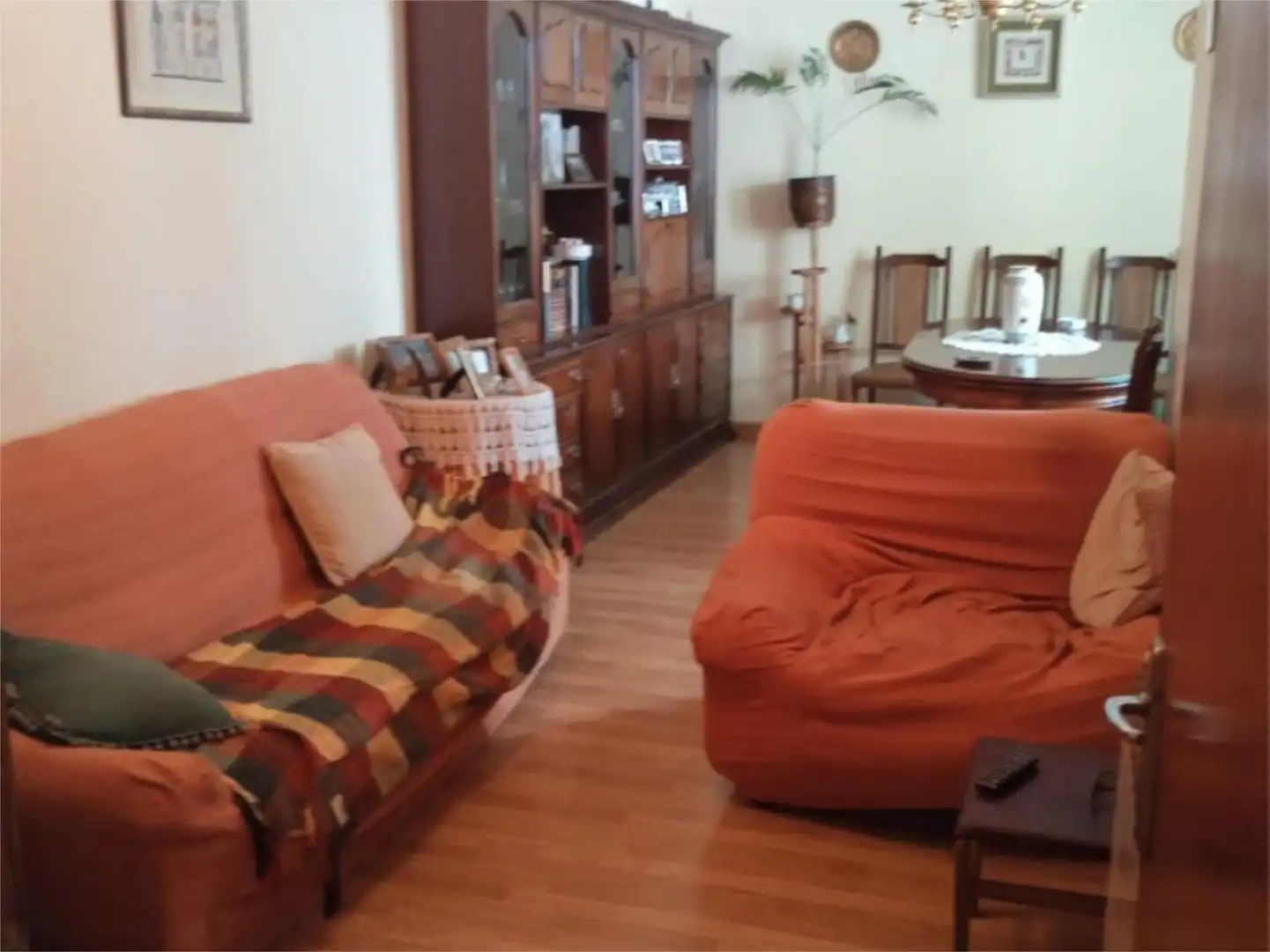Sala d'estar de Casa adosada en venda en O Barco de Valdeorras   amb Calefacció, Terrassa i Moblat