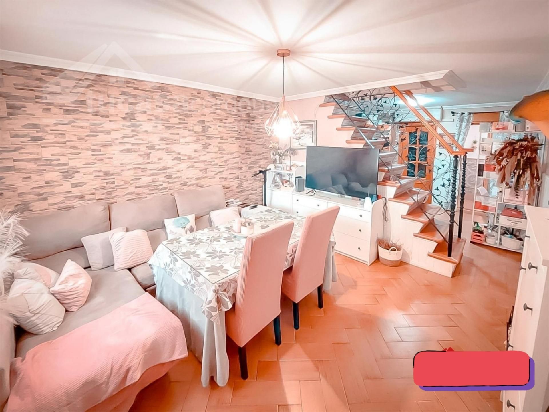 Sala d'estar de Casa adosada en venda en  Córdoba Capital amb Aire condicionat i Terrassa