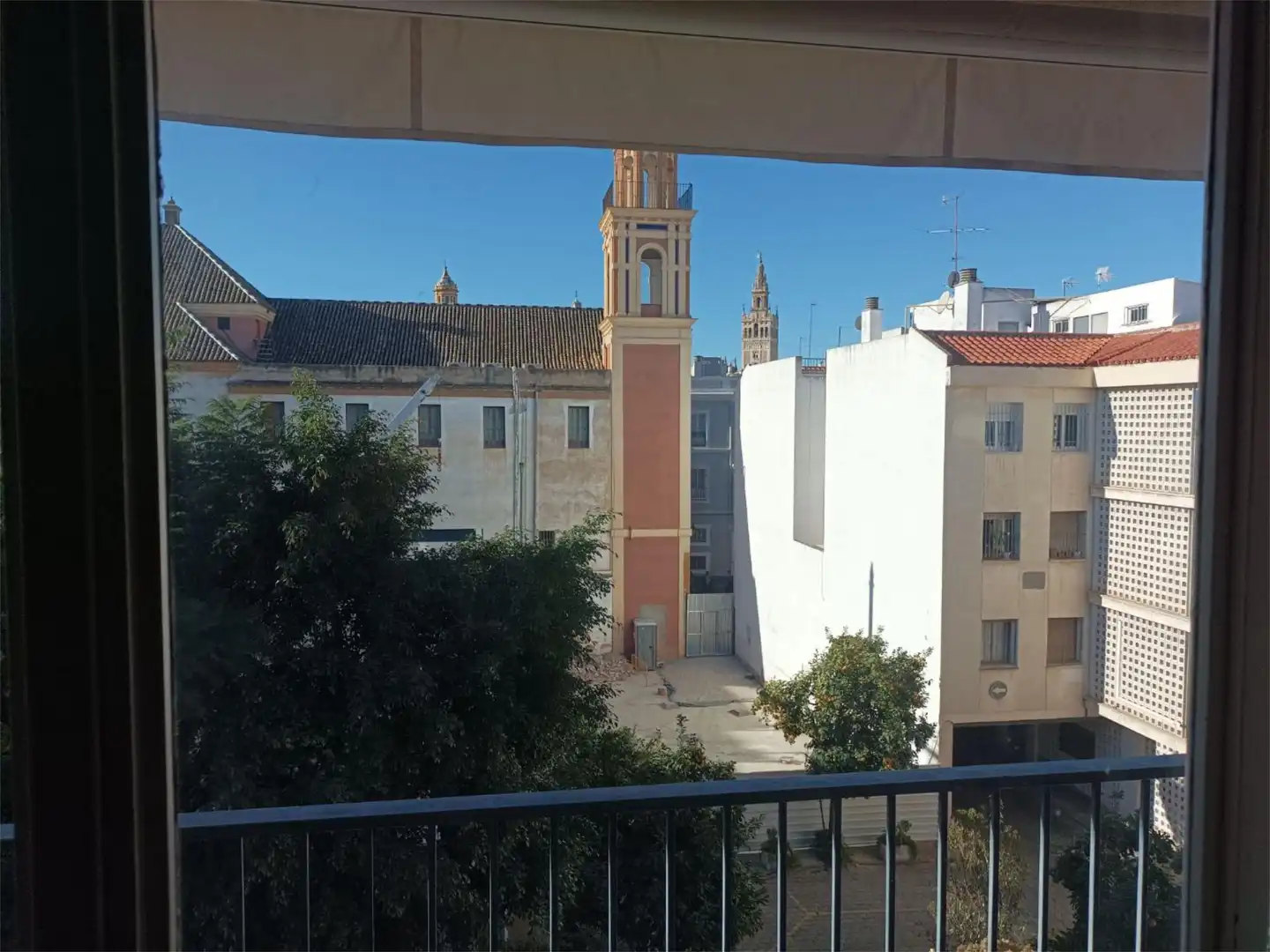 Flat for sale in Calle Levíes, 2, San Bartolomé Exterior view of Flat for sale in Sevilla Capital with Air Conditioner, Terrace and Balcony