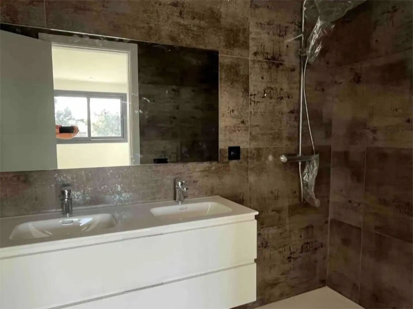 Badezimmer von Wohnung zum Verkauf in Porqueres mit Klimaanlage, Heizung und Parkett