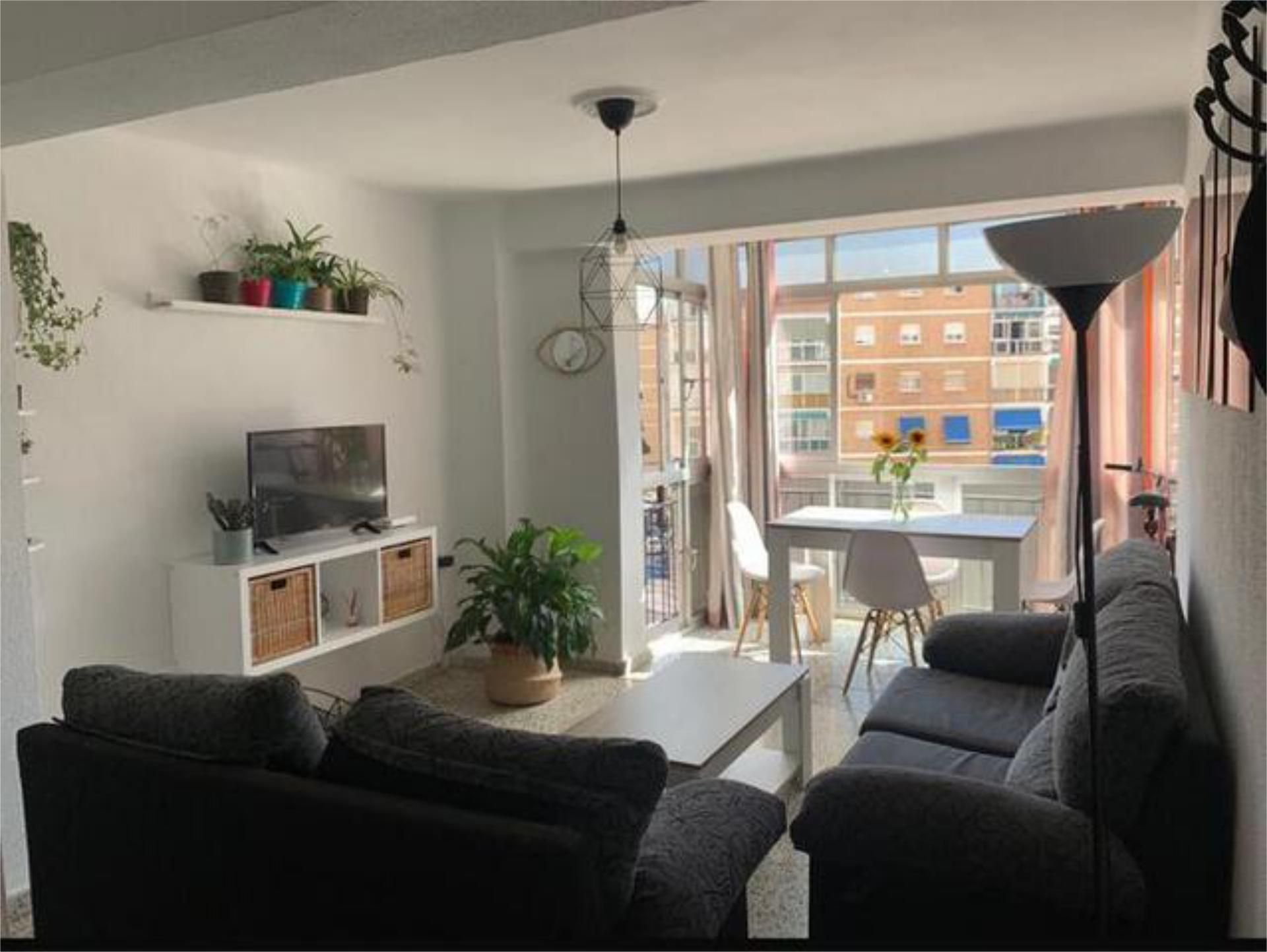 Living room of Flat to share in Alozaina