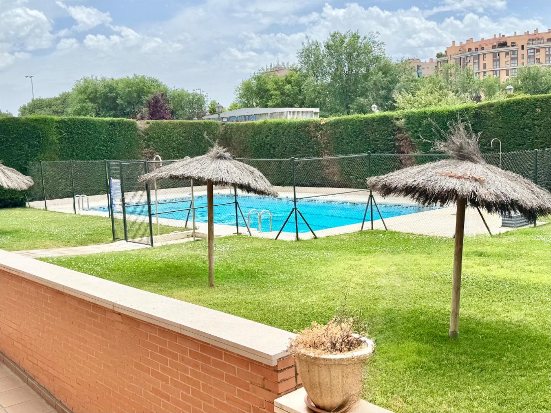 Swimming pool of Flat for sale in  Madrid Capital  with Air Conditioner, Heating and Private garden