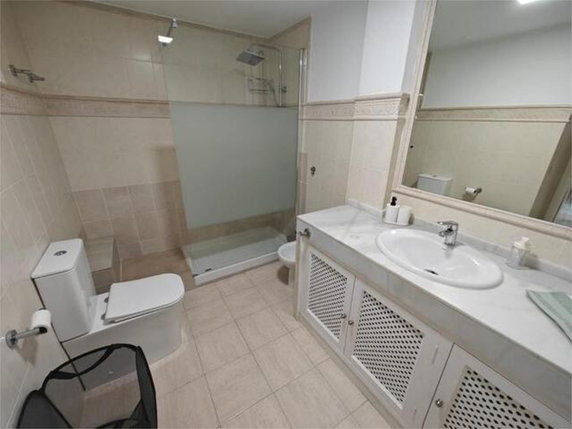 Baño de Piso de alquiler en Estepona con Calefacción, Terraza y Piscina