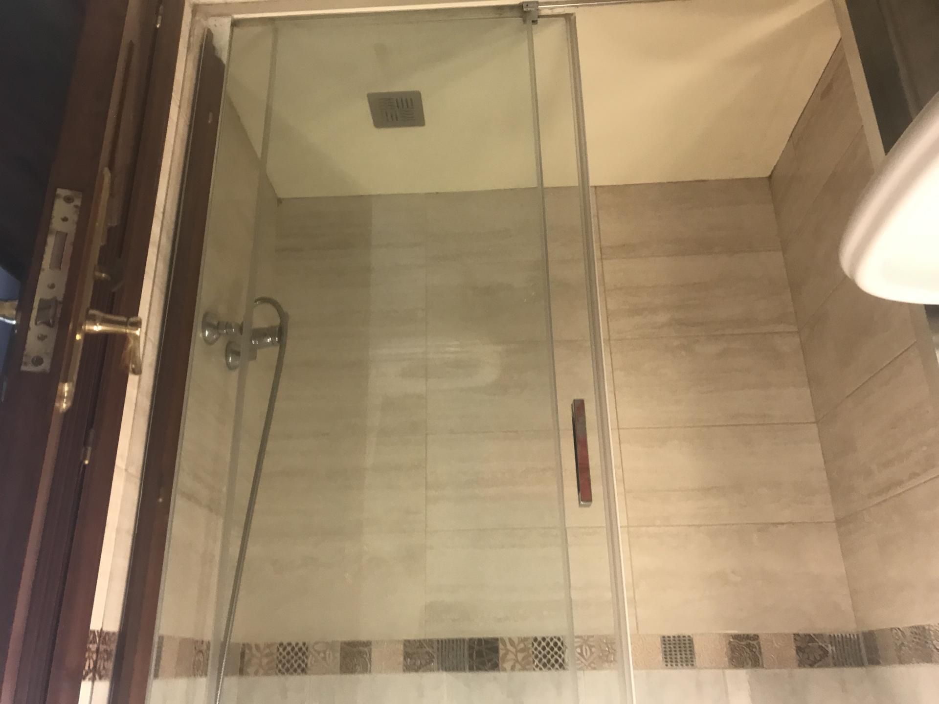 Baño de Piso en venta en Santiago de Compostela  con Amueblado y Videoportero