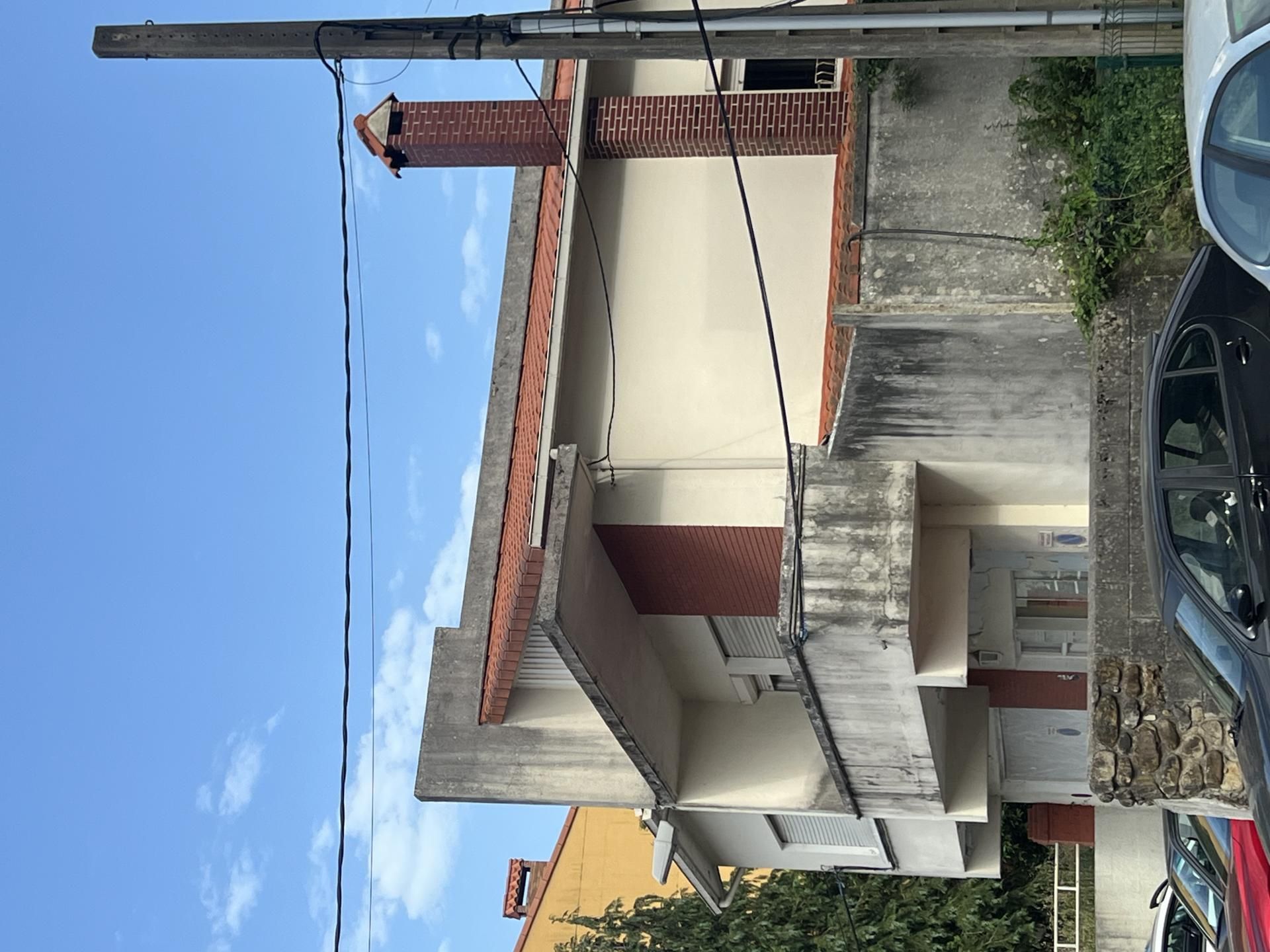Vista exterior de Casa o xalet en venda en Torrelavega  amb Terrassa i Balcó