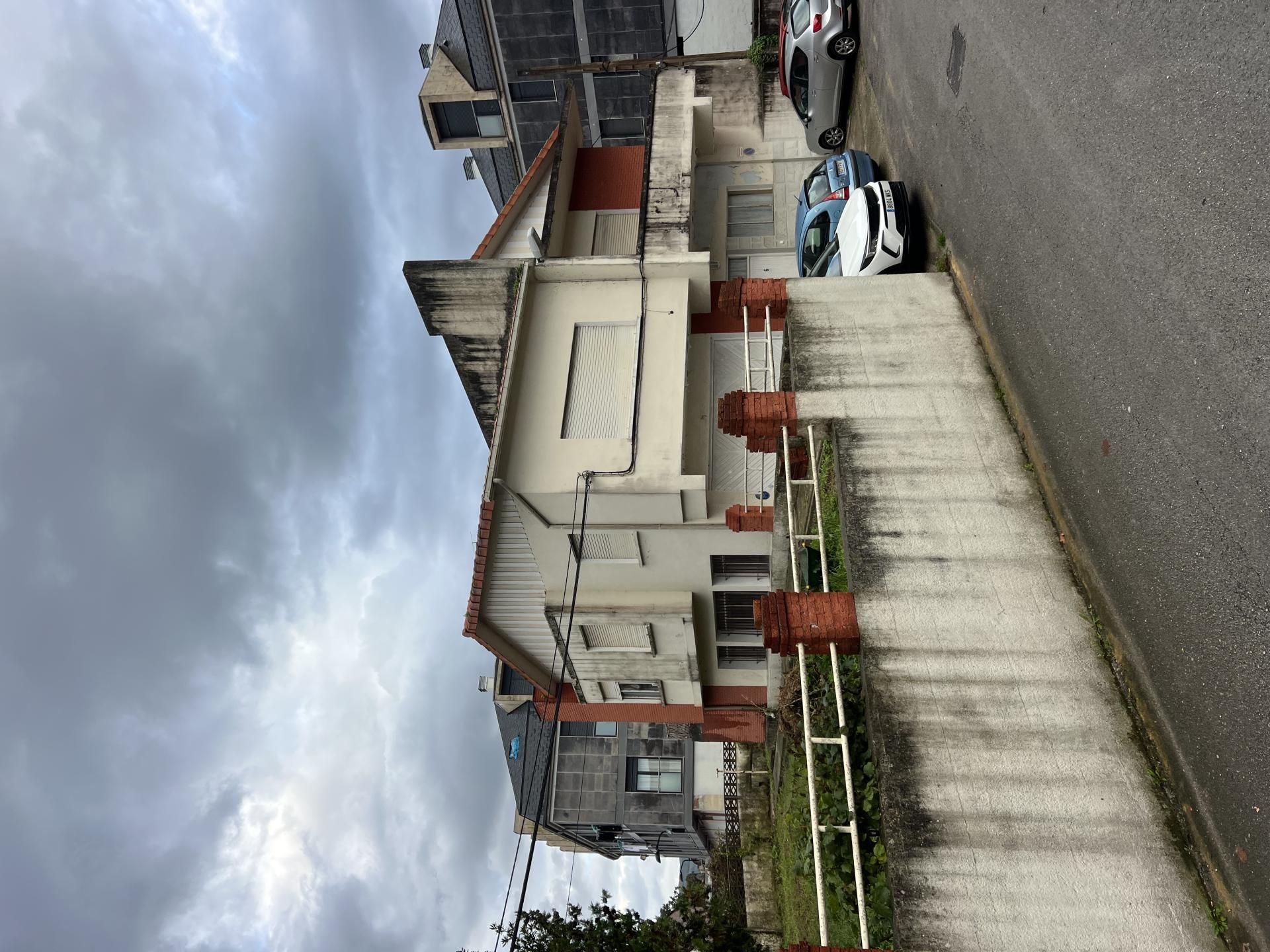 Vista exterior de Casa o xalet en venda en Torrelavega  amb Terrassa i Balcó