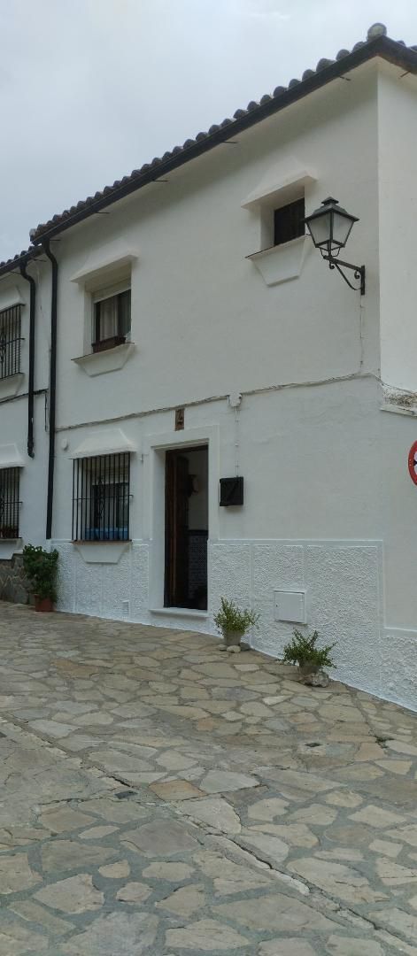 Vista exterior de Casa adosada en venda en Villaluenga del Rosario amb Calefacció, Traster i Moblat