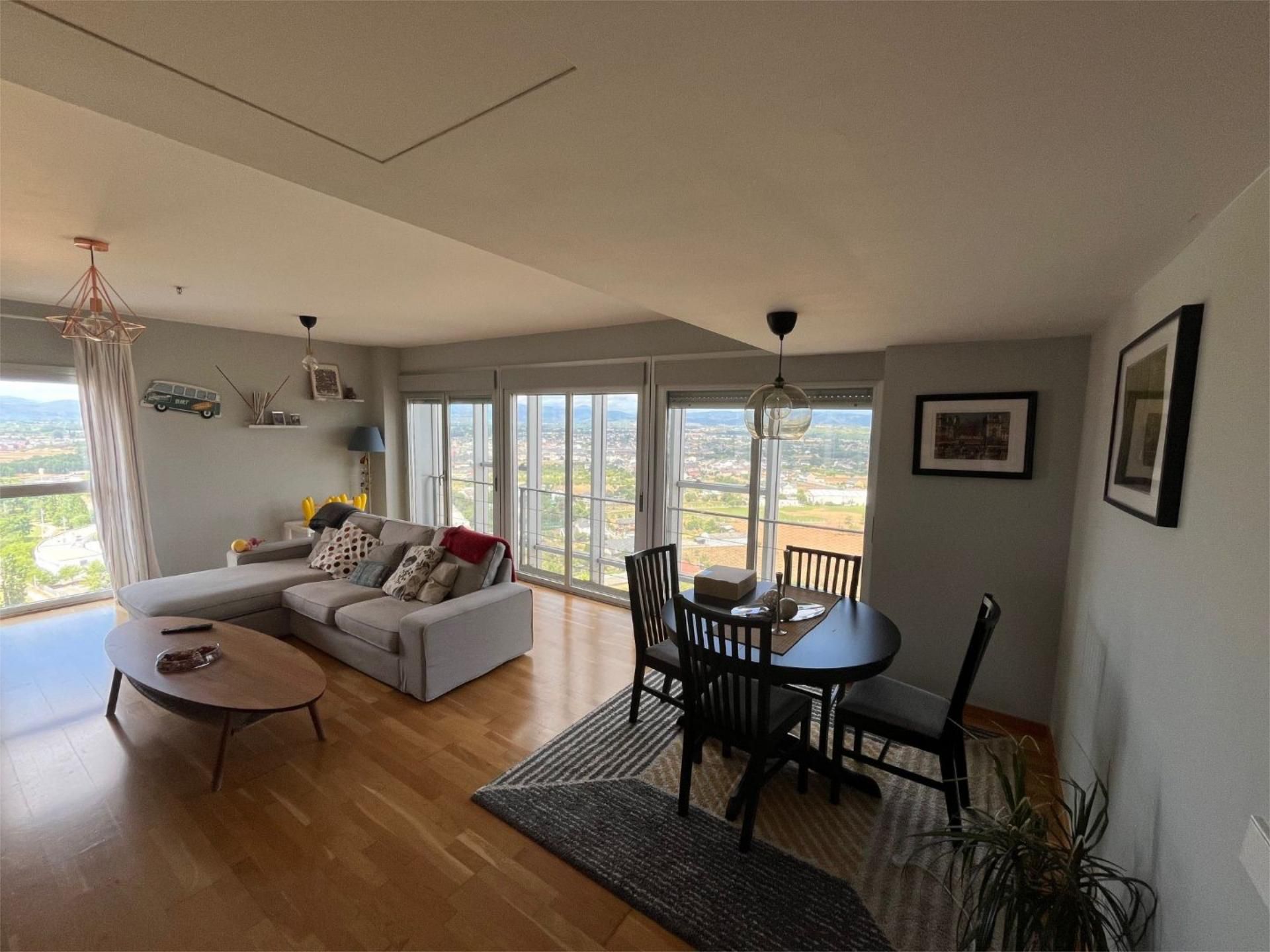 Sala de estar de Piso en venta en Ponferrada con Calefacción, Parquet y Parking comunitario
