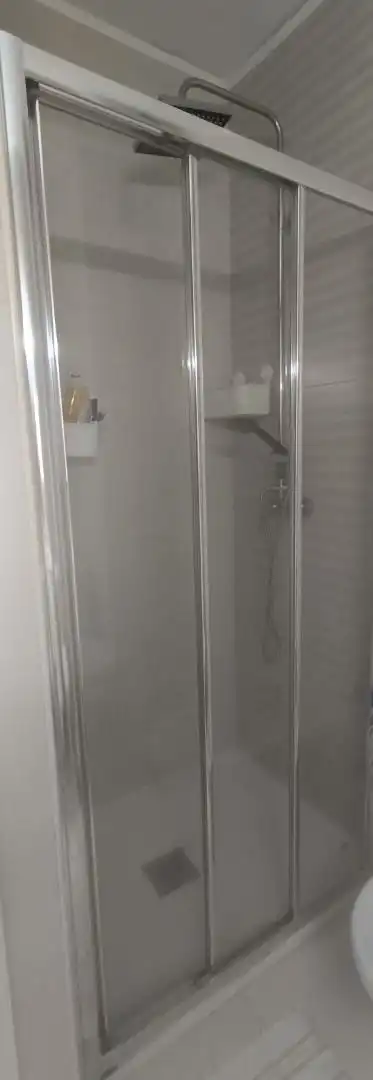 Room in Calle de la Virgen de Begoña, 25, Pueblo Nuevo Bathroom of Flat for share in Madrid