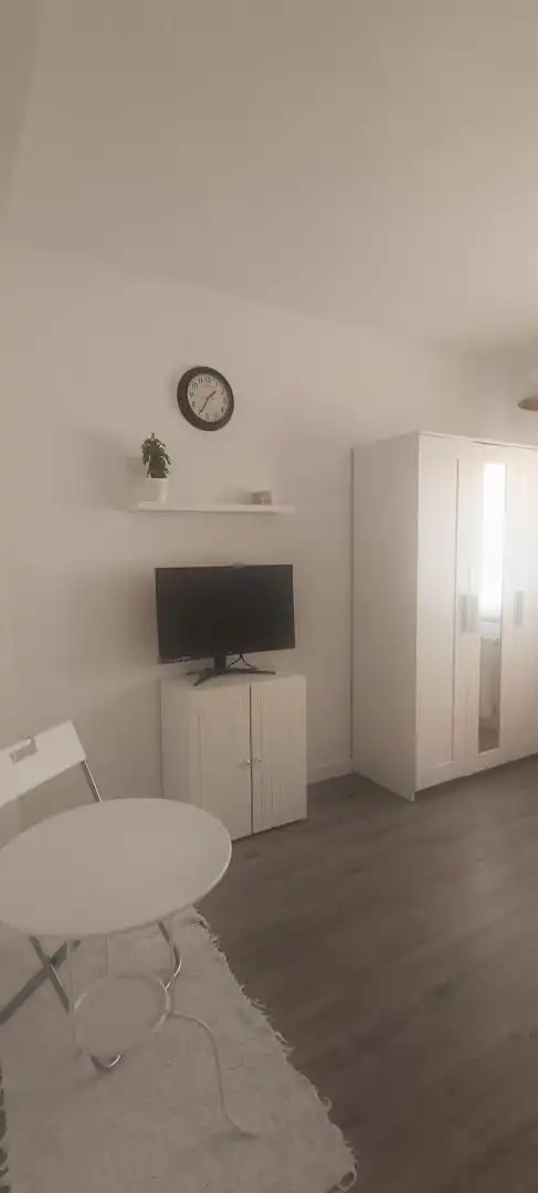 Room in Calle de la Virgen de Begoña, 25, Pueblo Nuevo Bedroom of Flat for share in Madrid