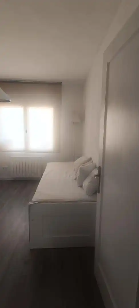 Room in Calle de la Virgen de Begoña, 25, Pueblo Nuevo Bedroom of Flat for share in Madrid