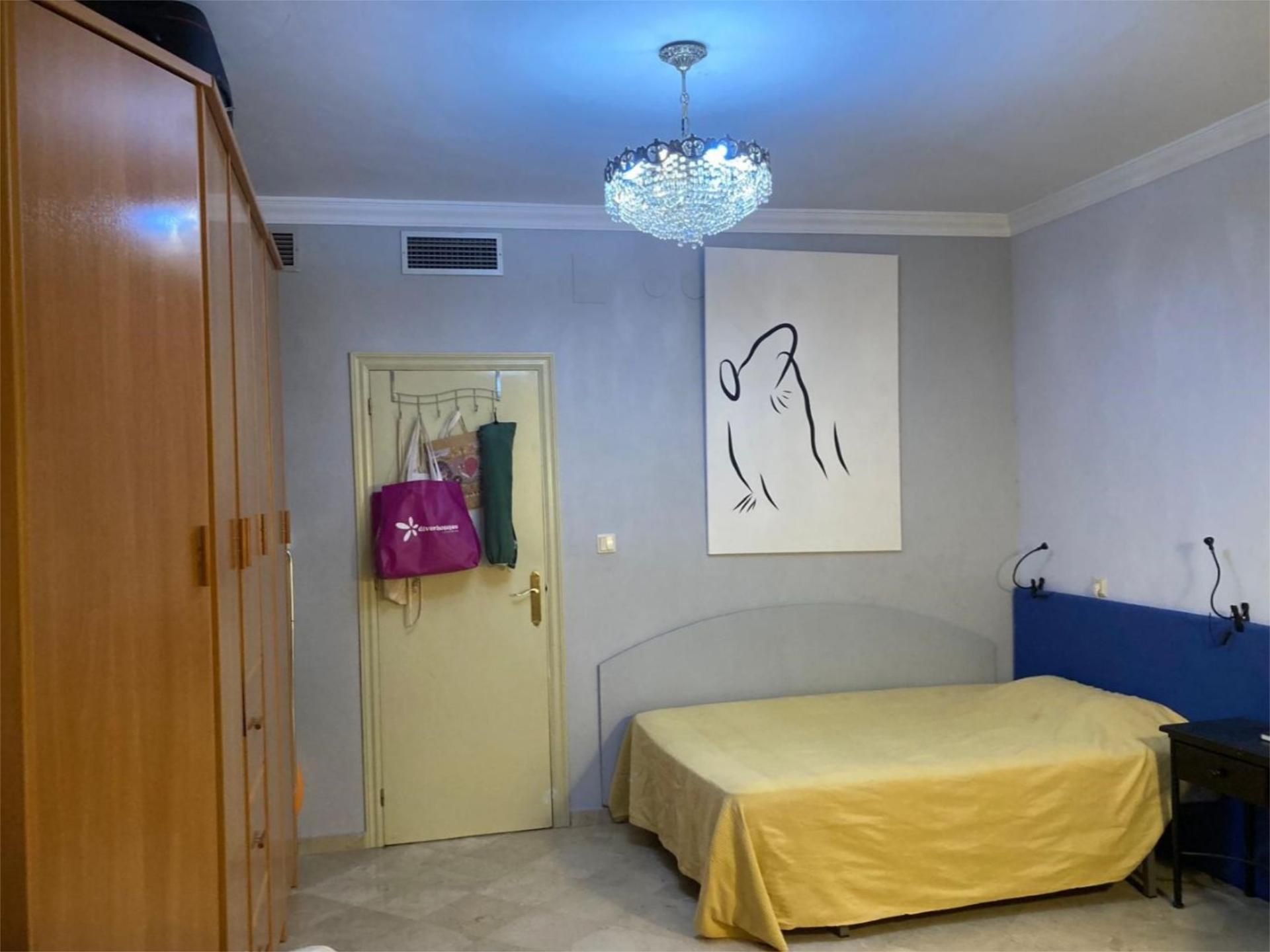 Habitación de Estudio de alquiler en  Granada Capital con Aire acondicionado y Piscina