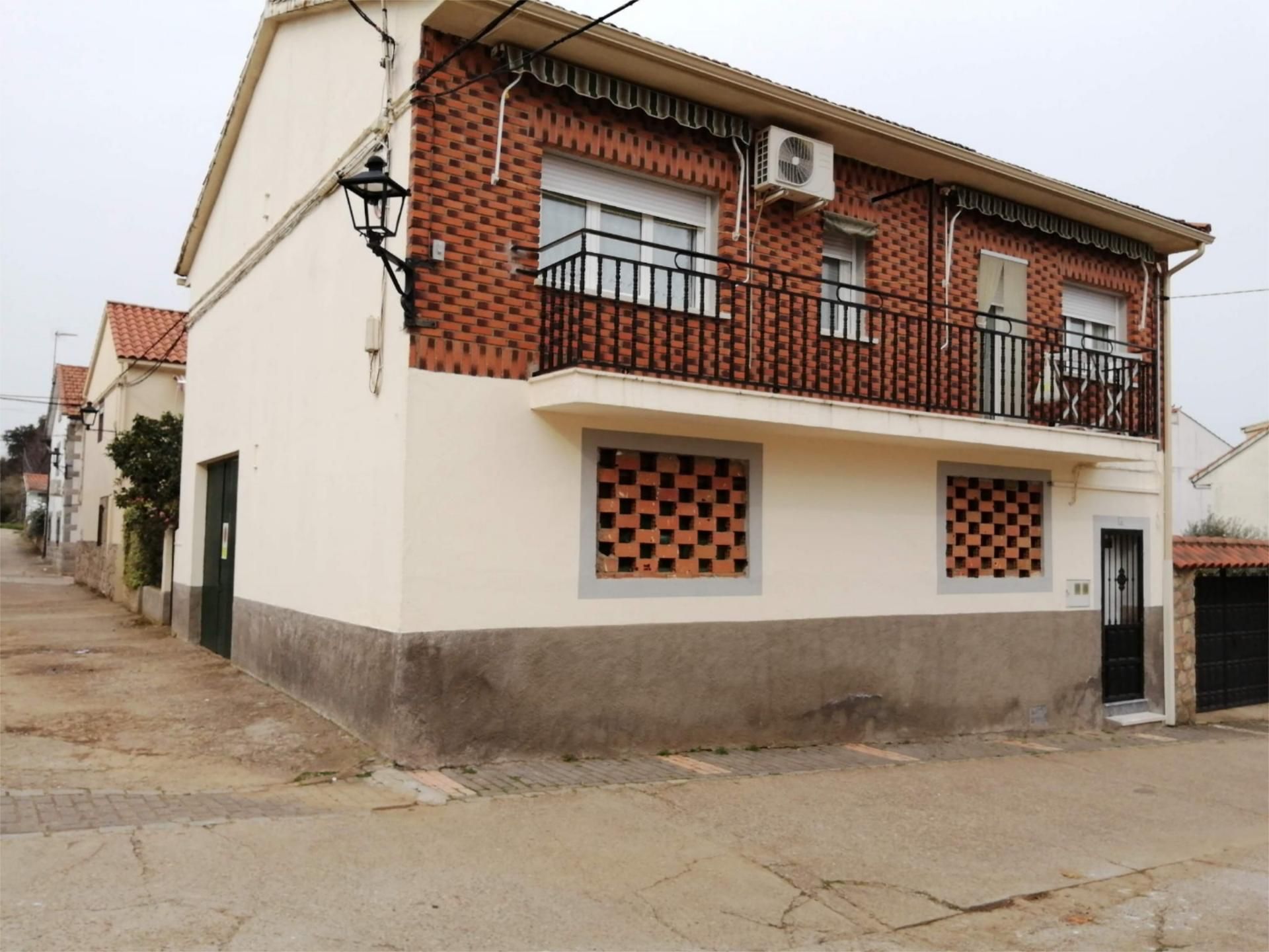 Vista exterior de Casa adosada en venda en Perales del Puerto