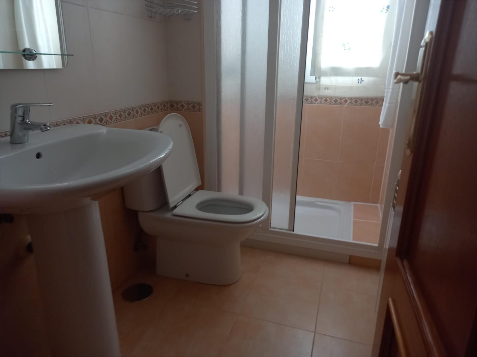 Bany de Apartament de lloguer en Tomelloso amb Calefacció, Moblat i Forn