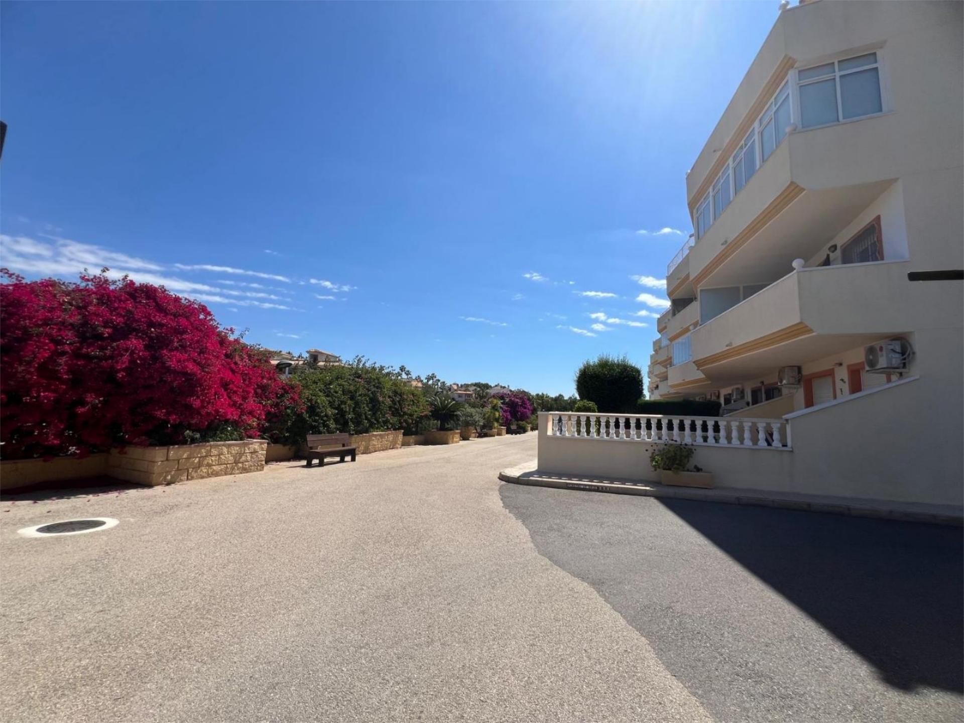 Vista exterior de Piso de alquiler en Orihuela con Aire acondicionado, Terraza y Piscina