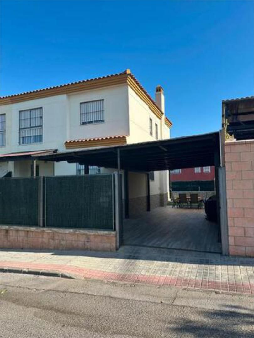 Vista exterior de Casa adosada en venta en Gines con Calefacción, Jardín privado y Terraza