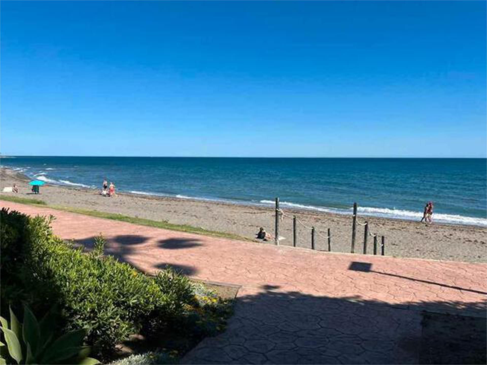 Vista exterior de Piso de alquiler en Estepona con Calefacción, Jardín privado y Terraza