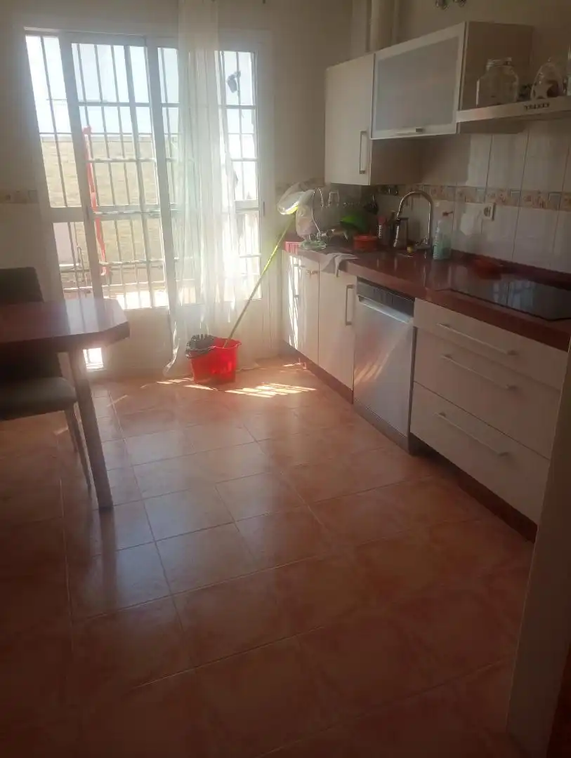 Cocina de Casa adosada para compartir en Gerena con Aire acondicionado, Calefacción y Jardín privado