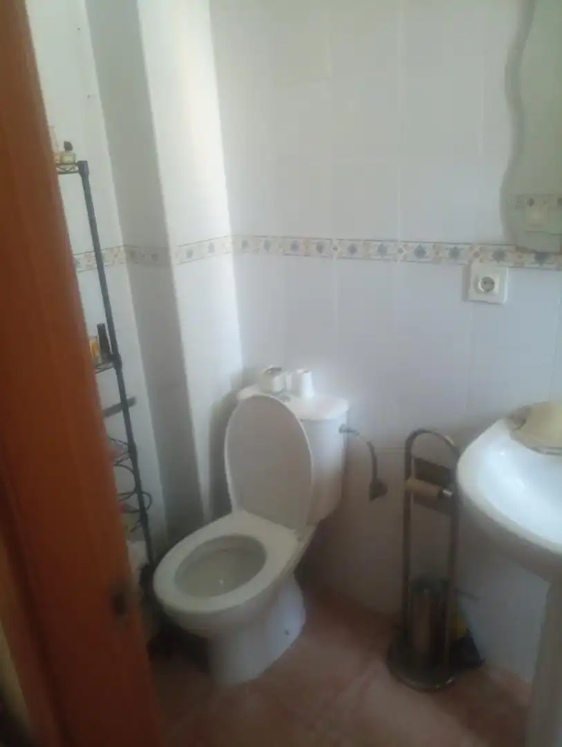 Baño de Casa adosada para compartir en Gerena con Aire acondicionado, Calefacción y Jardín privado
