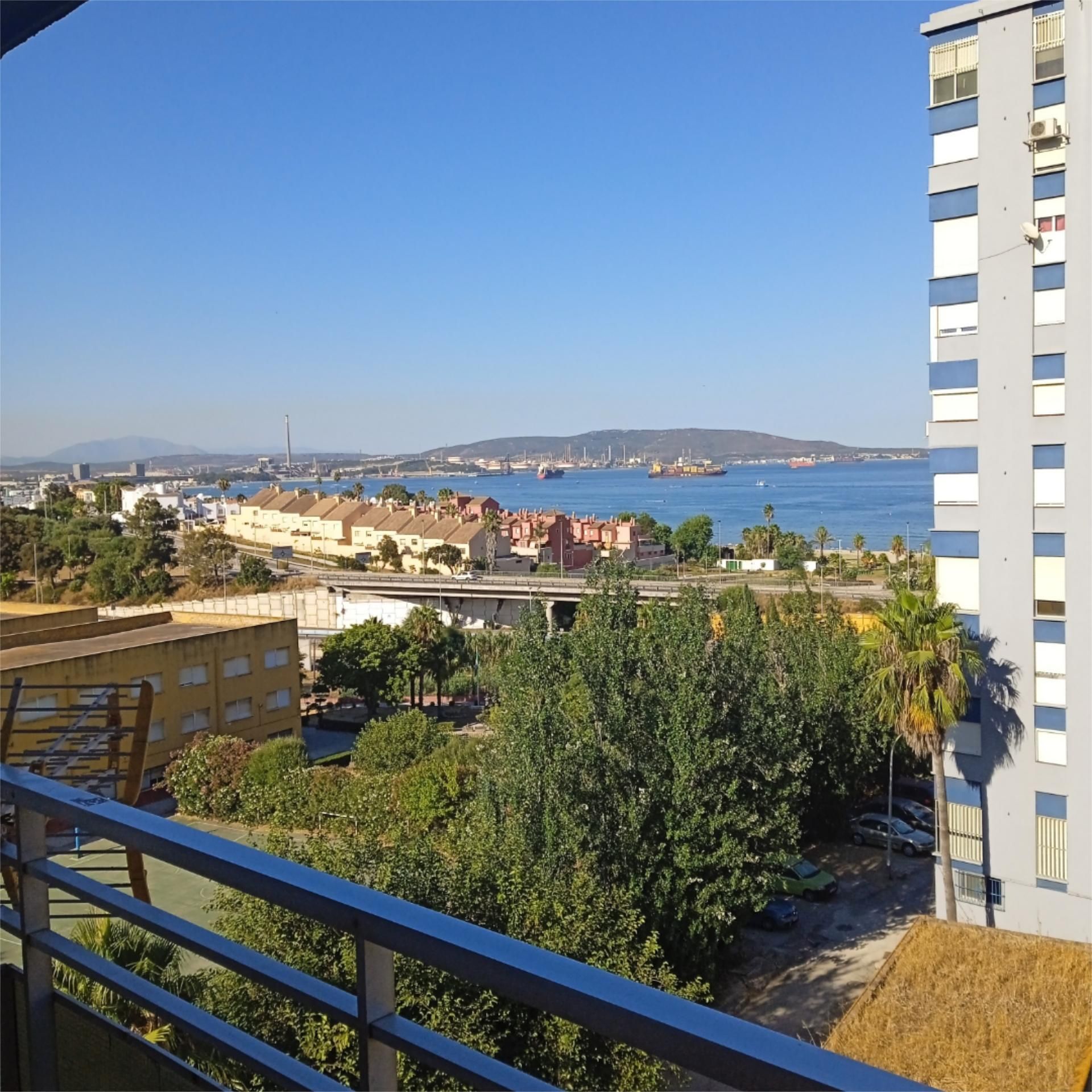 Vista exterior de Pis de lloguer en Algeciras amb Jardí privat, Terrassa i Moblat
