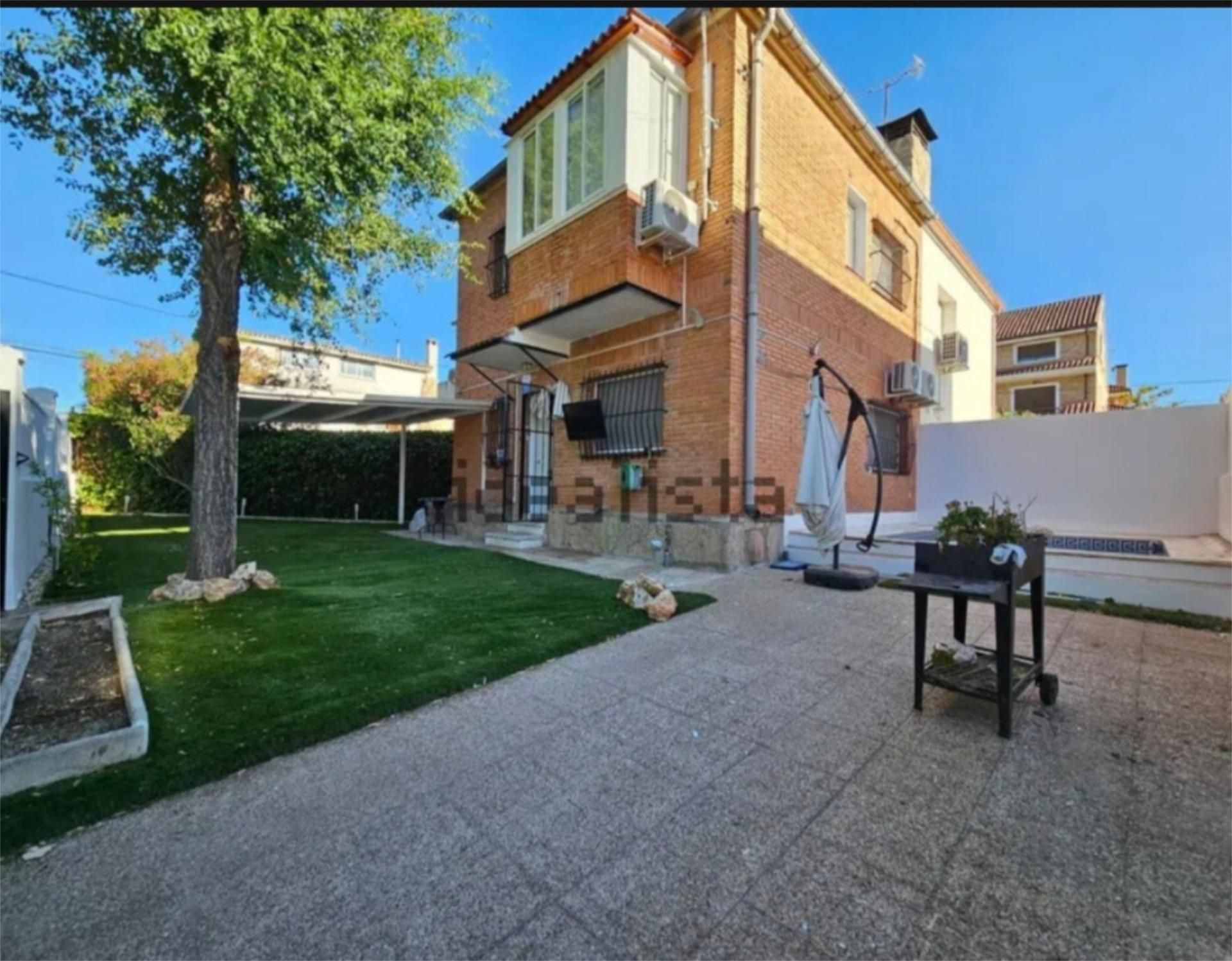 Vista exterior de Casa o chalet de alquiler en  Madrid Capital con Aire acondicionado, Calefacción y Jardín privado