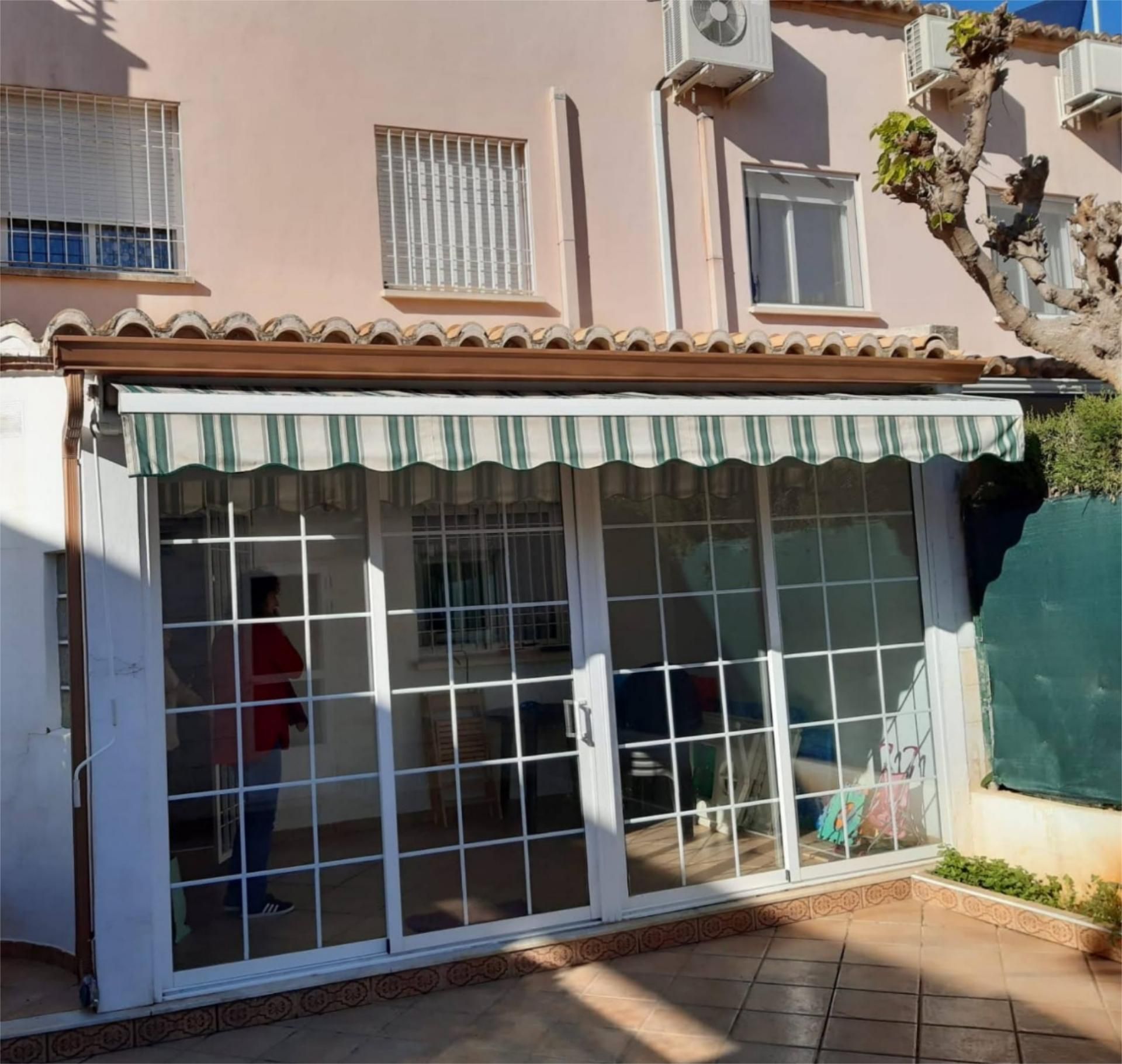 Außenansicht von Einfamilien-Reihenhaus miete in Benirredrà mit Heizung, Privatgarten und Terrasse
