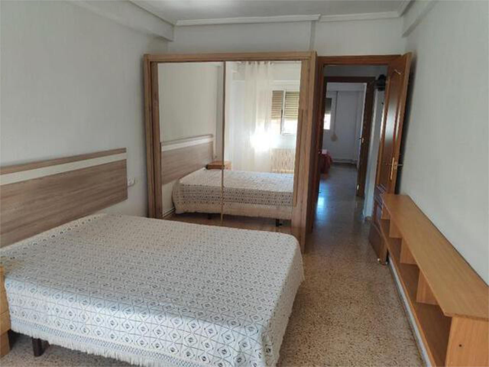 Habitación de Piso de alquiler en  Valencia Capital con Calefacción y Amueblado