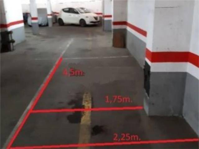 Garaje en Alquiler en Carrer Mare de Déu dels Desemparats, 92 en La Torrassa