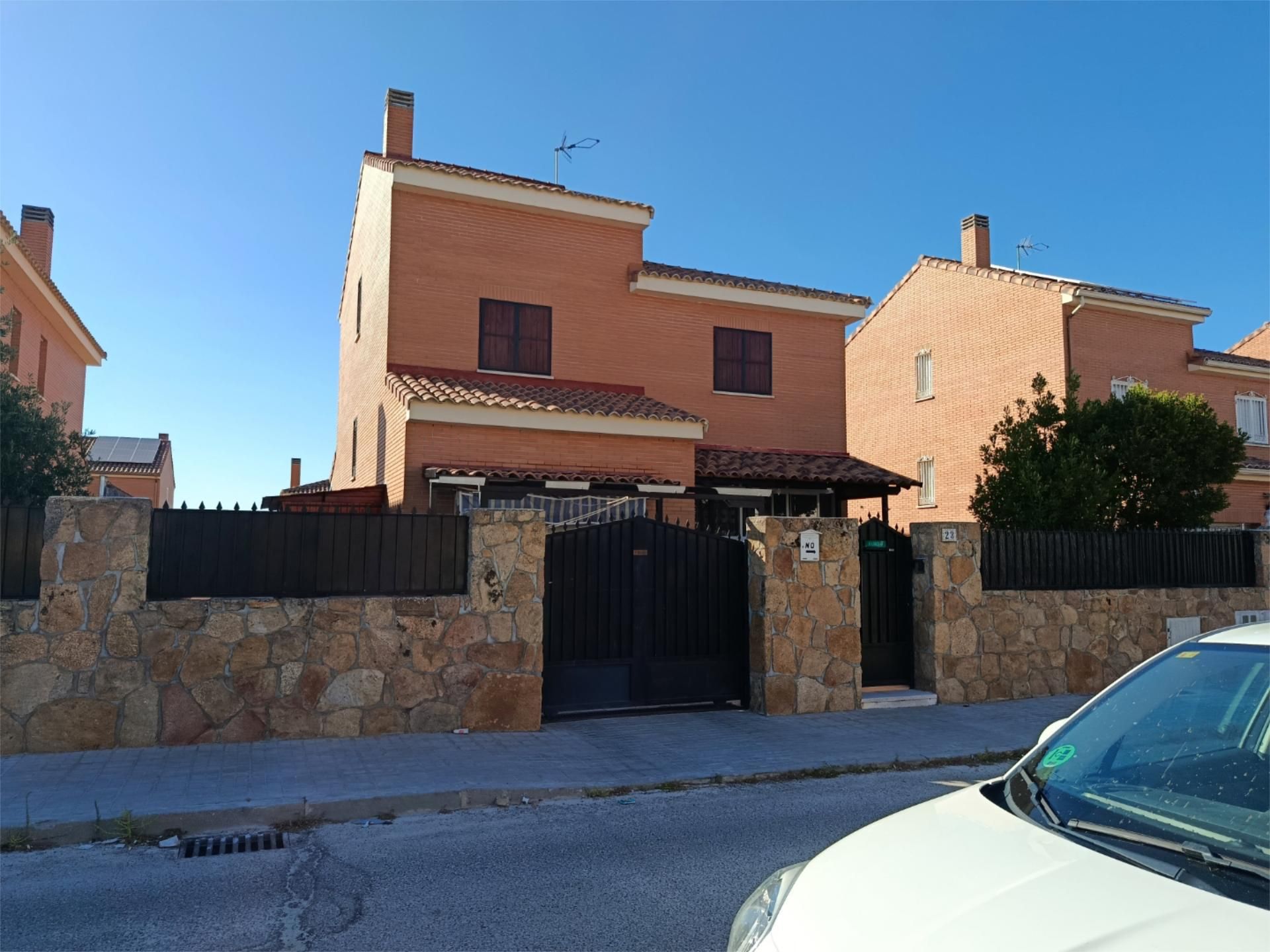 Exterior view of House or chalet for sale in Moraleja de Enmedio  with Terrace, Swimming Pool and Balcony