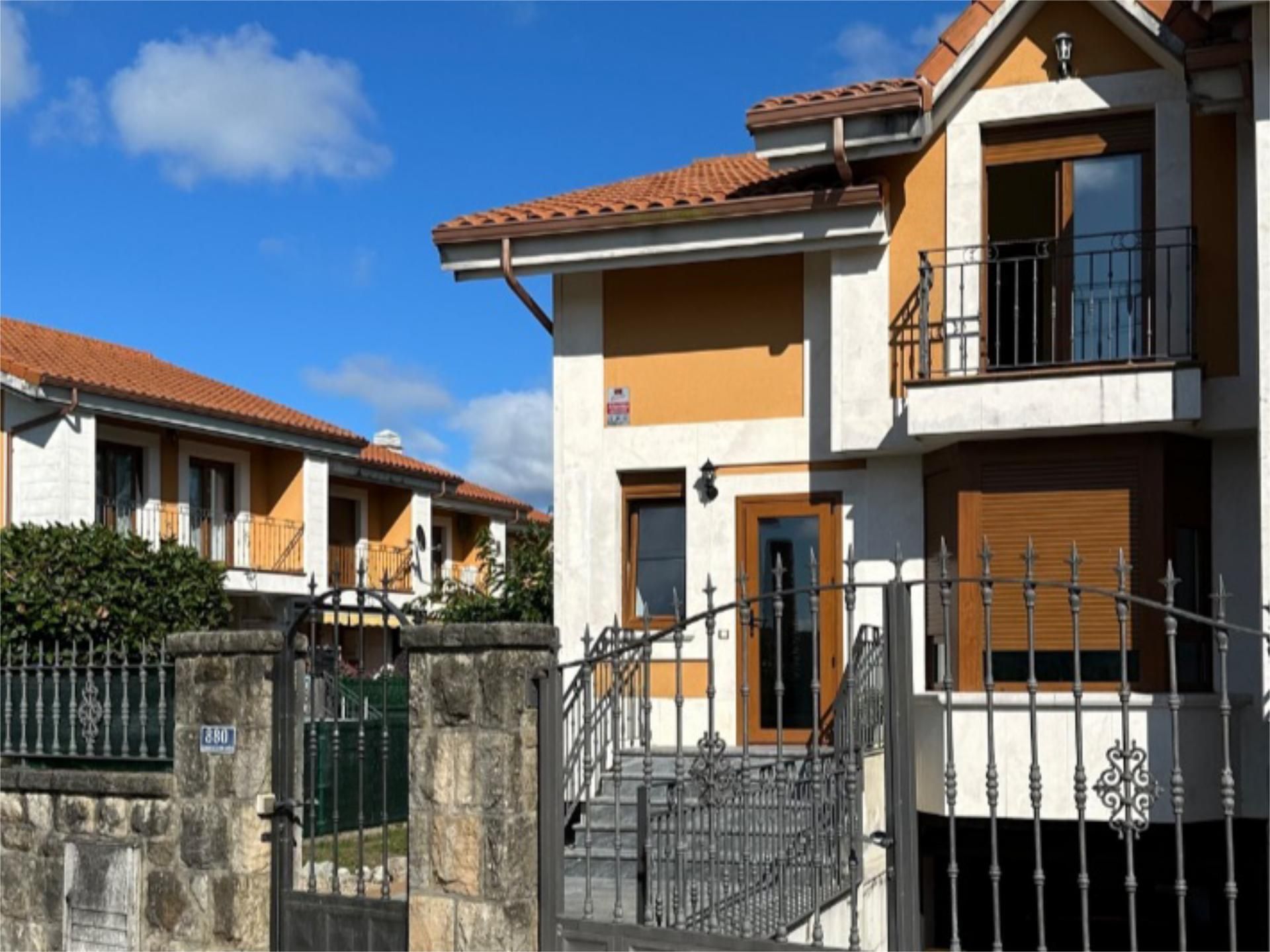 Vista exterior de Casa o chalet en venta en Bareyo con Terraza y Balcón