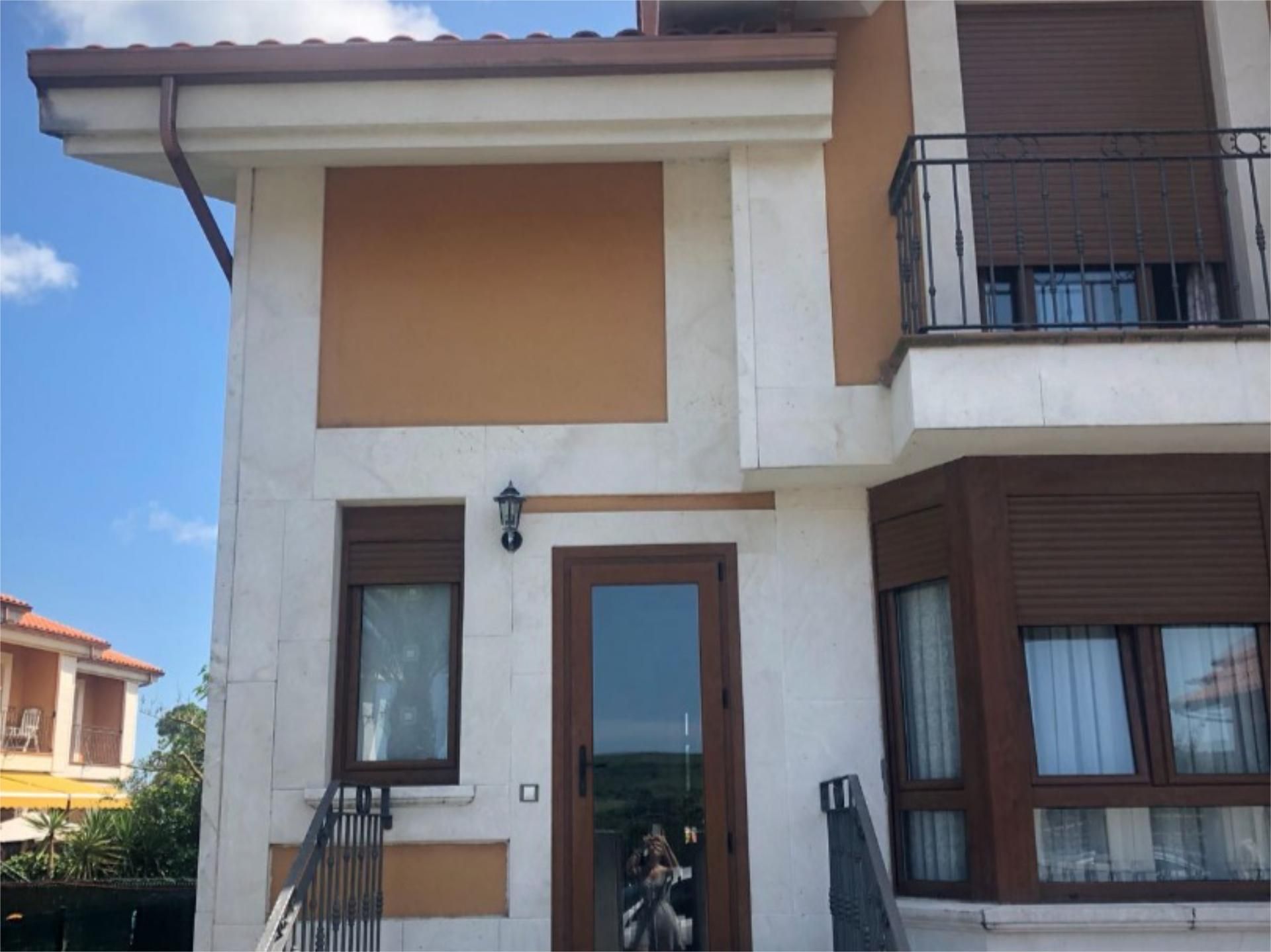 Exterior view of House or chalet for sale in Bareyo  with Terrace and Balcony