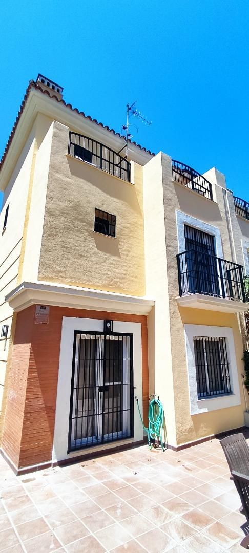 Vista exterior de Casa adosada de alquiler en Bormujos con Aire acondicionado, Terraza y Piscina