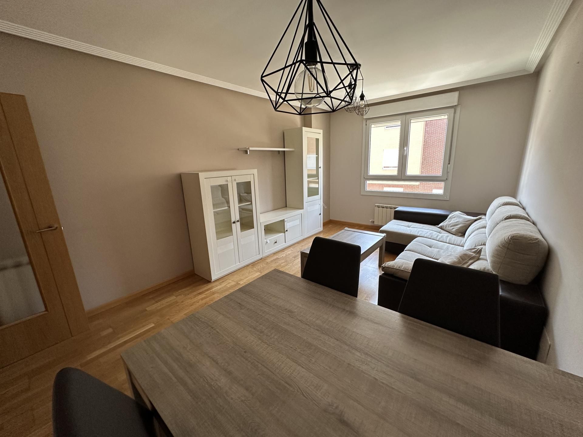 Sala de estar de Piso en venta en Ponferrada con Calefacción, Trastero y Amueblado