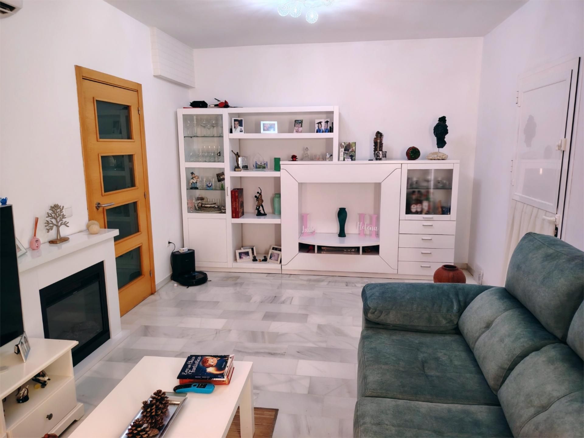 Sala d'estar de Casa o xalet en venda en Huévar del Aljarafe amb Aire condicionat, Calefacció i Jardí privat
