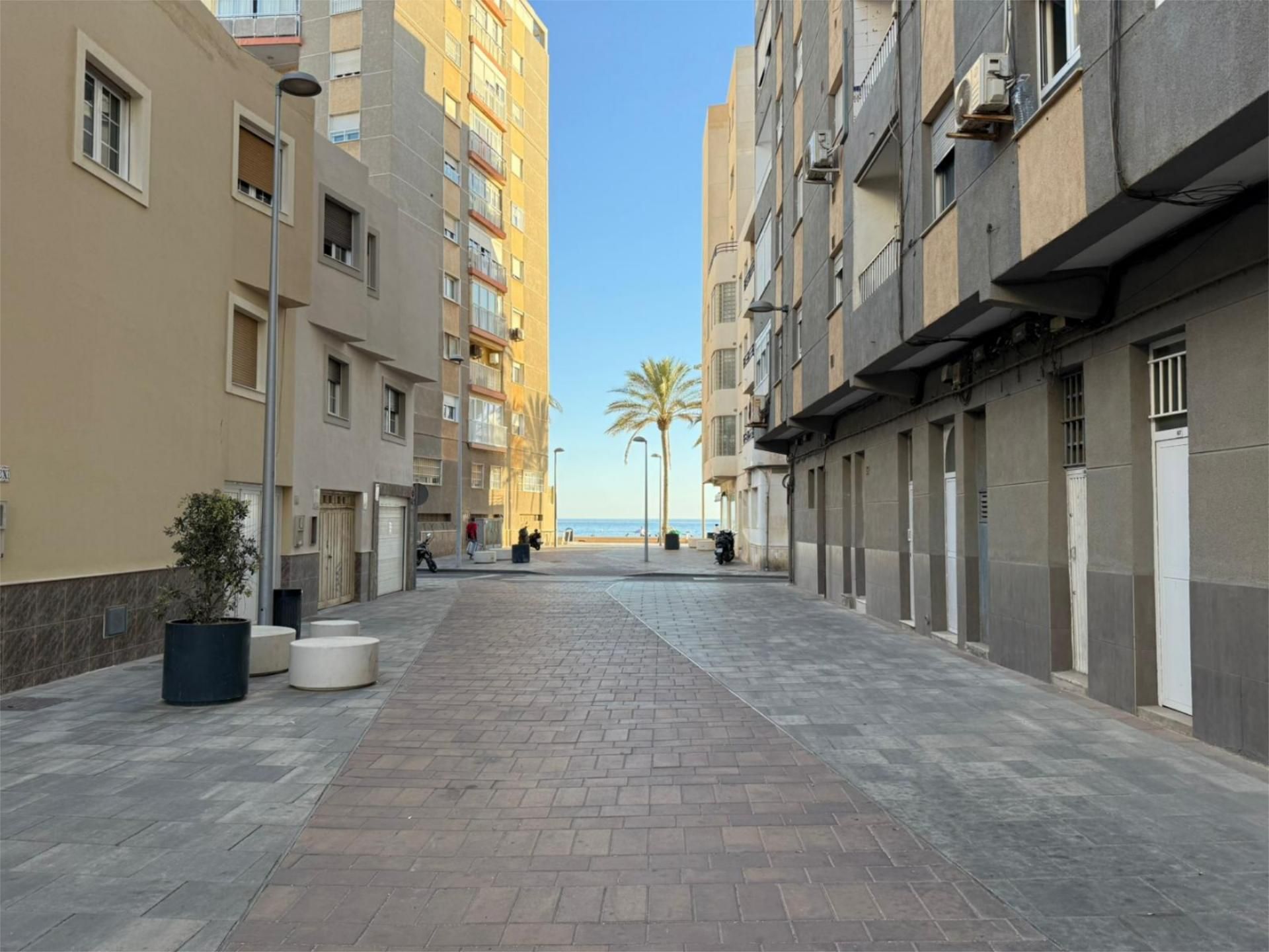 Vista exterior de Pis de lloguer en  Almería Capital amb Terrassa, Moblat i Videoporter