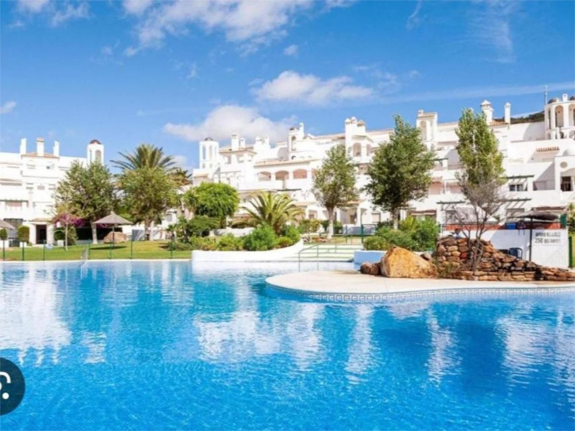Vista exterior de Pis en venda en Zahara de los Atunes amb Terrassa i Piscina