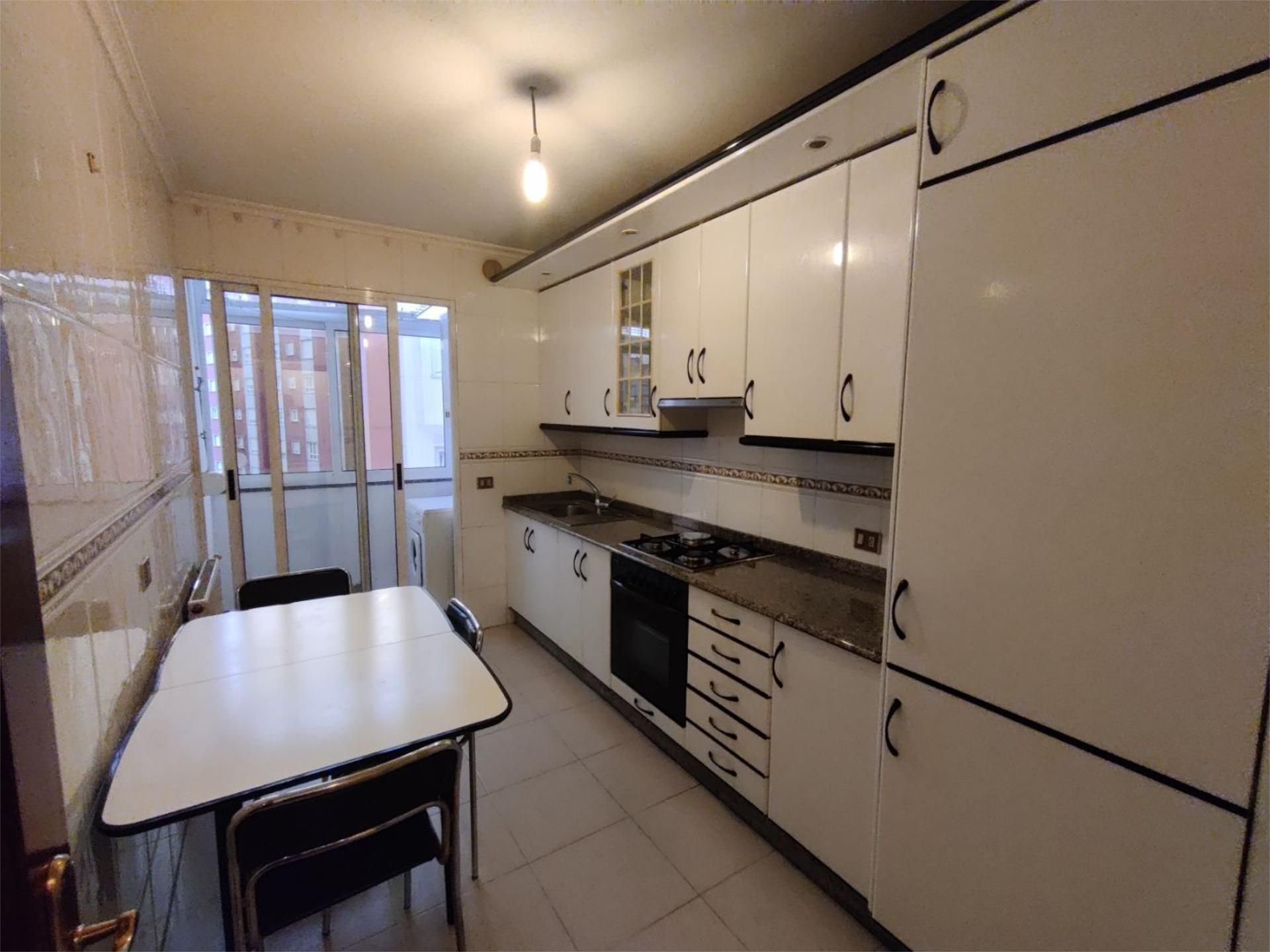 Cocina de Piso de alquiler en Lugo Capital con Calefacción, Parquet y Trastero