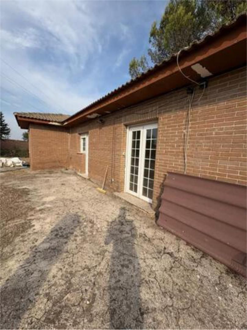 Vista exterior de Casa adosada en venda en Nuevo Baztán amb Jardí privat i Terrassa