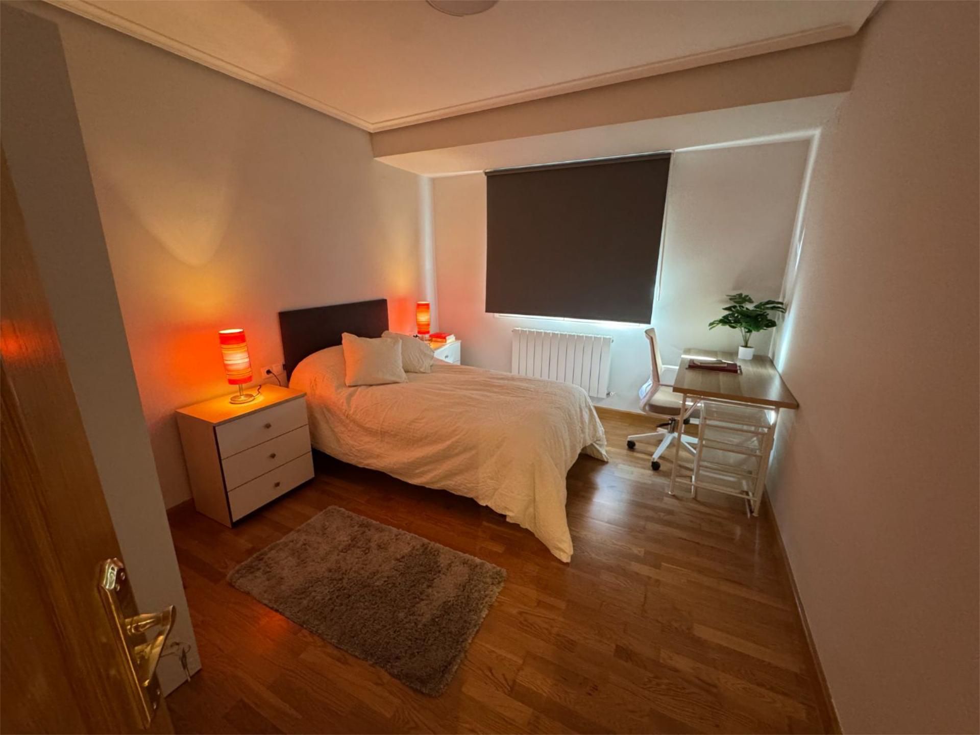 Bedroom of Flat to share in  Logroño  with Heating, Parquet flooring and Furnished
