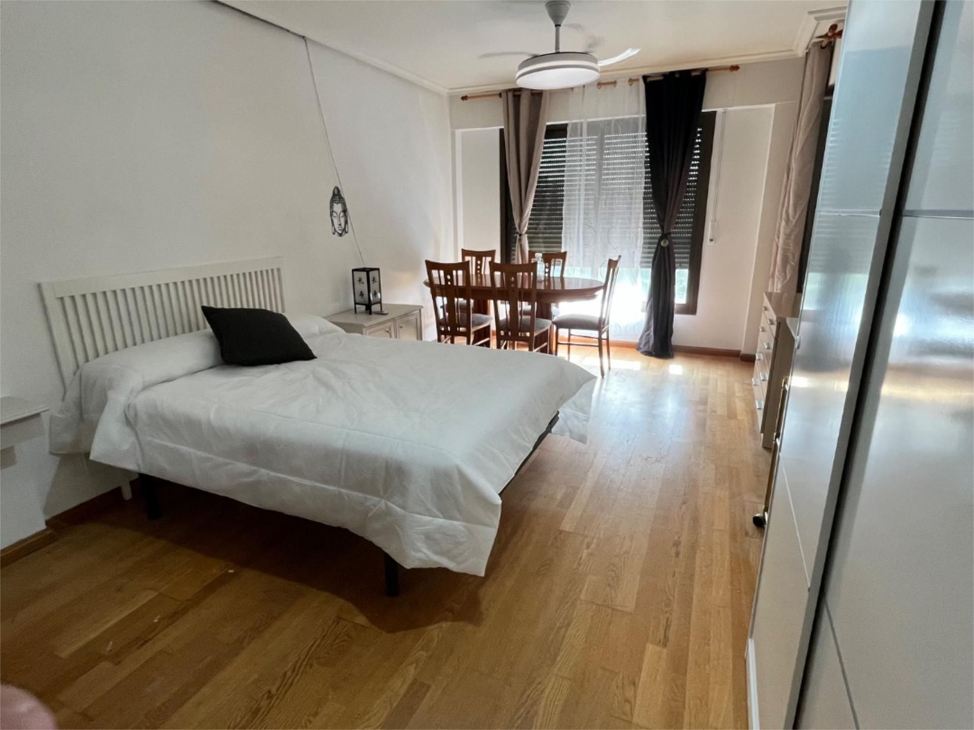 Bedroom of Flat to share in  Zaragoza Capital  with Air Conditioner, Heating and Parquet flooring