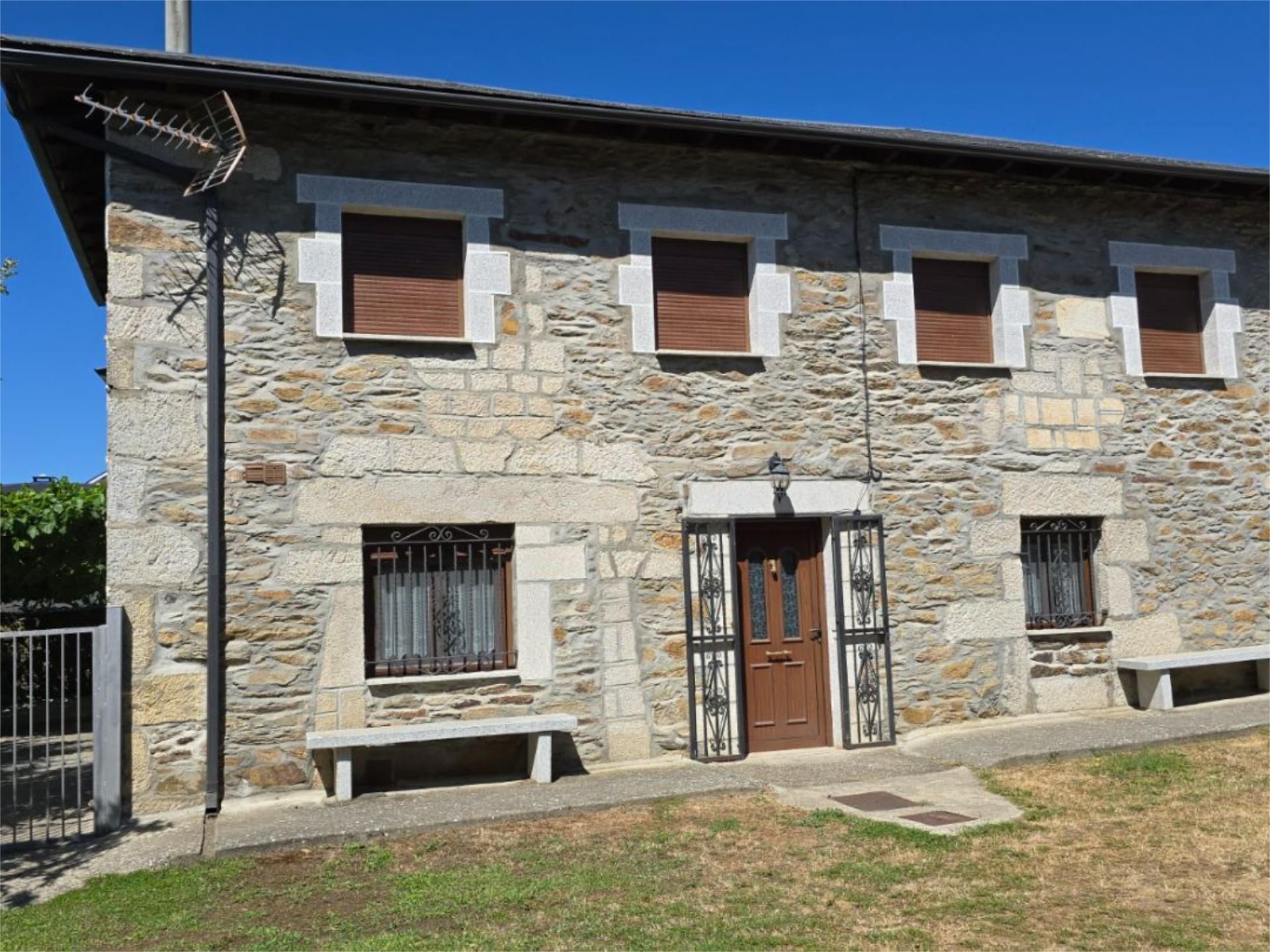 Exterior view of Single-family semi-detached for sale in Cobreros  with Heating, Parquet flooring and Furnished