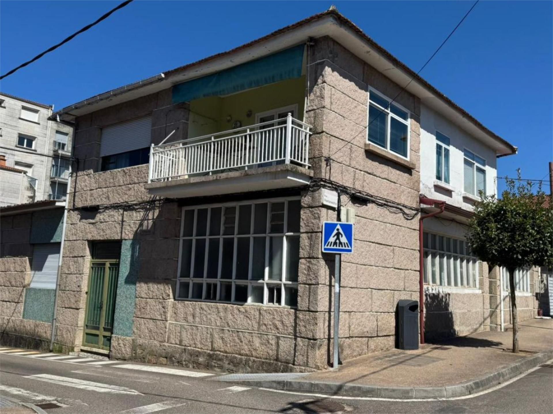 Vista exterior de Casa o xalet en venda en O Porriño   amb Terrassa i Balcó