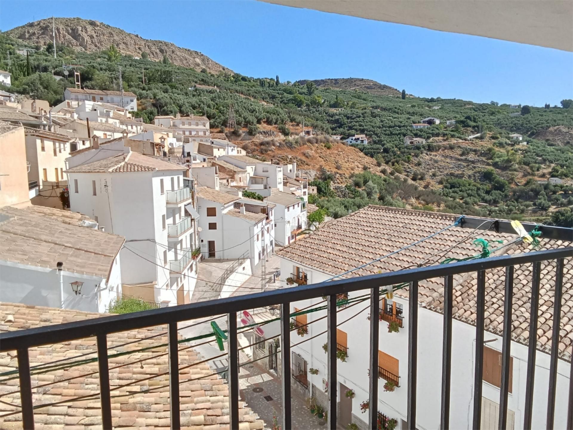 Vista exterior de Casa adosada en venda en Castril amb Terrassa, Moblat i Balcó