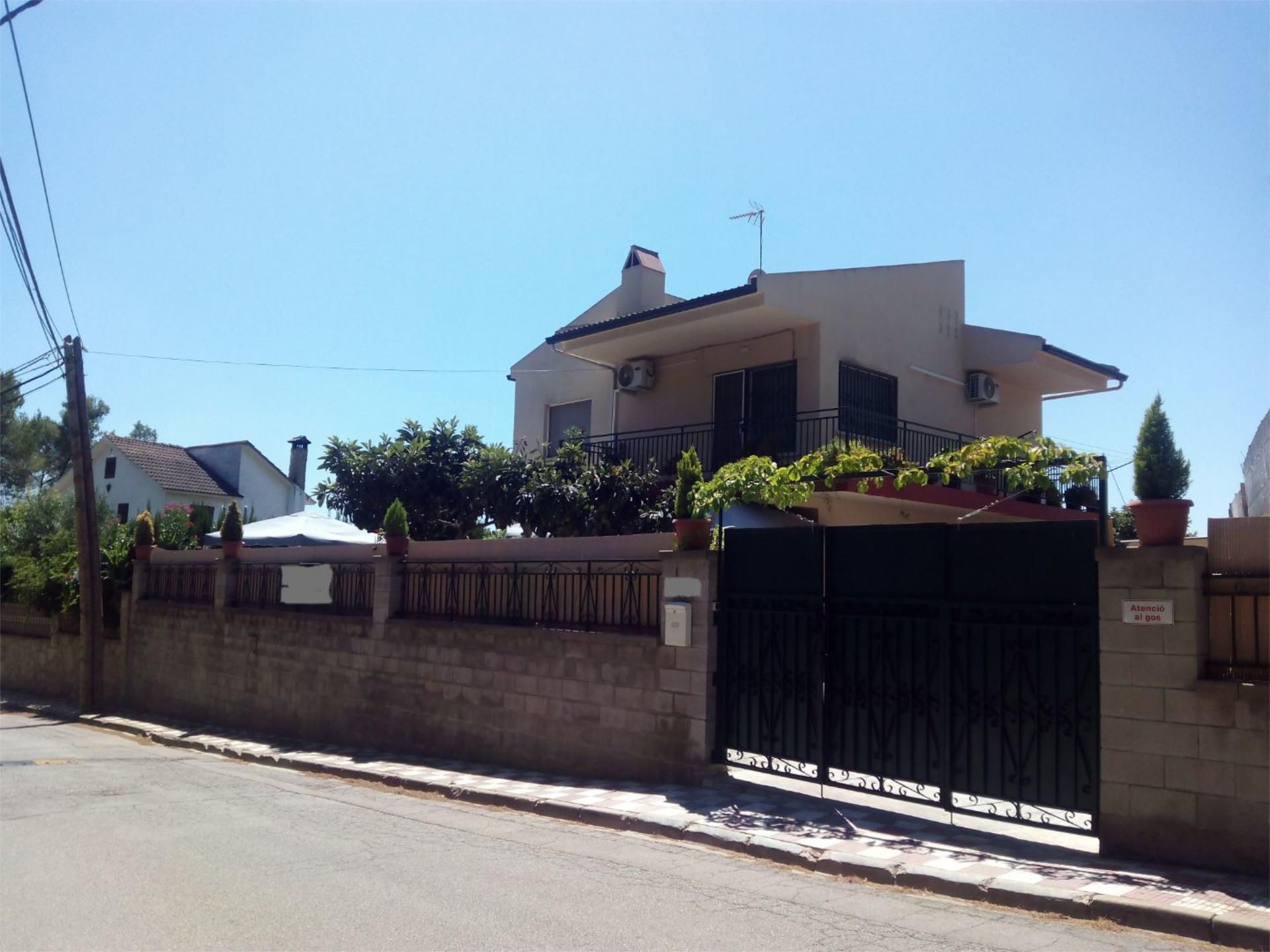 Vista exterior de Casa o xalet en venda en Esparreguera amb Aire condicionat, Terrassa i Piscina