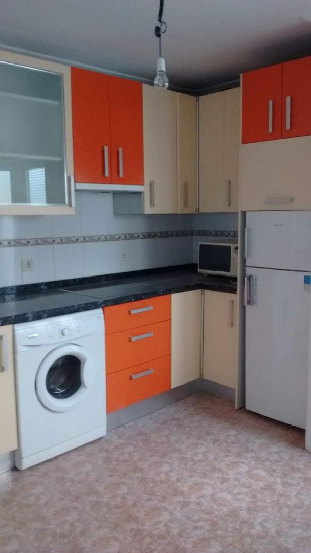Cuina de Pis de lloguer en León Capital  amb Calefacció, Parquet i Terrassa