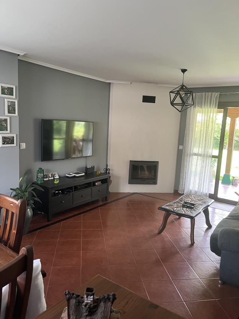 Sala d'estar de Casa o xalet en venda en Castro-Urdiales amb Piscina