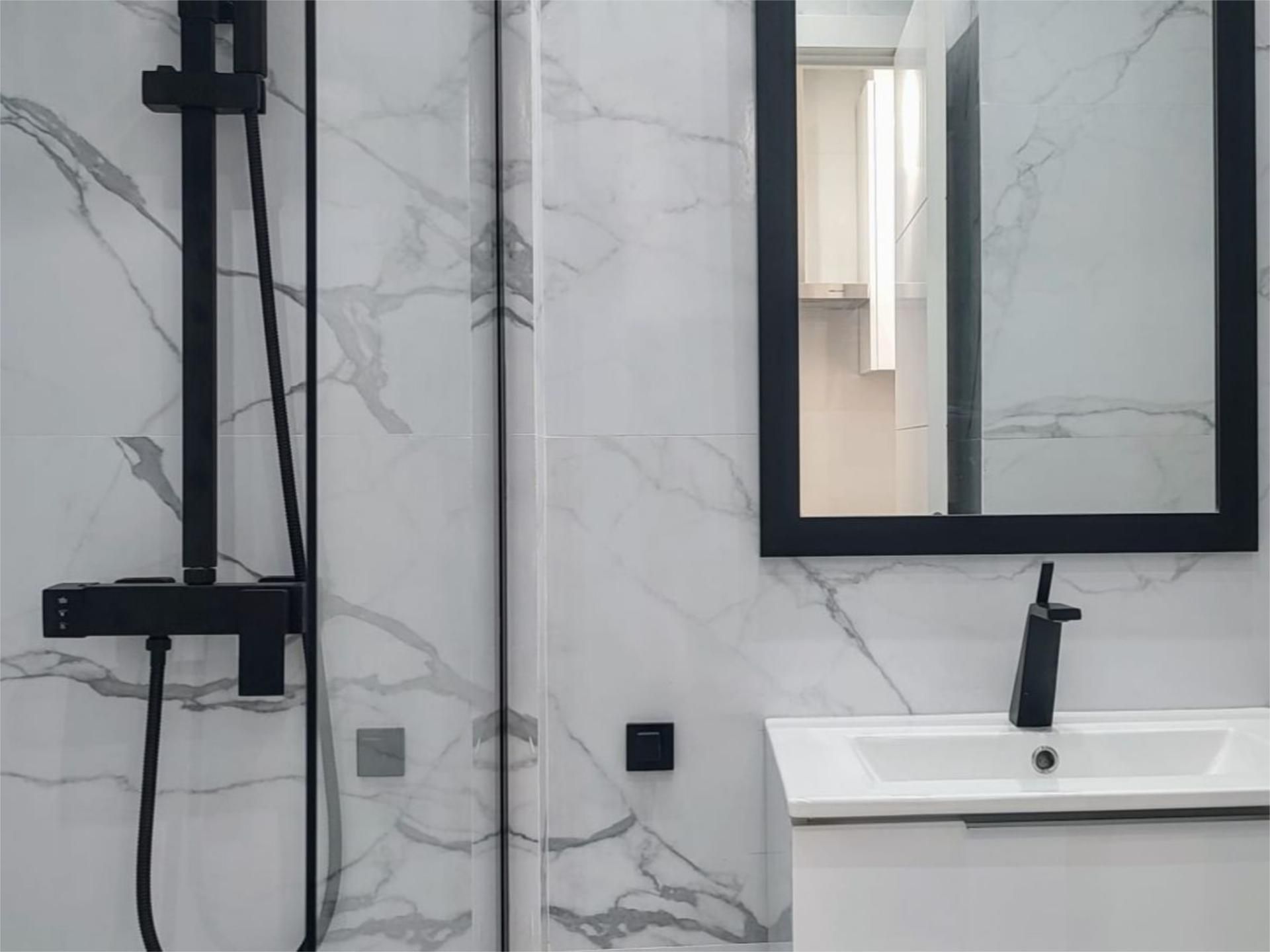 Bathroom of Flat for sale in Benalmádena  with Air Conditioner, Private garden and Swimming Pool