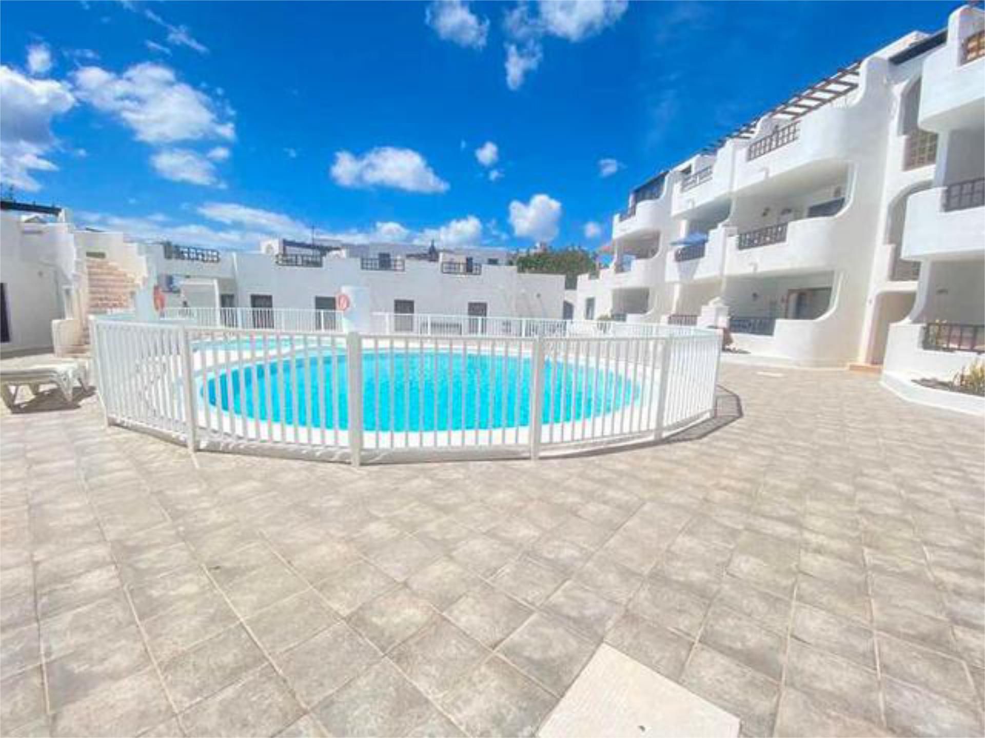 Swimming pool of Flat for sale in Teguise